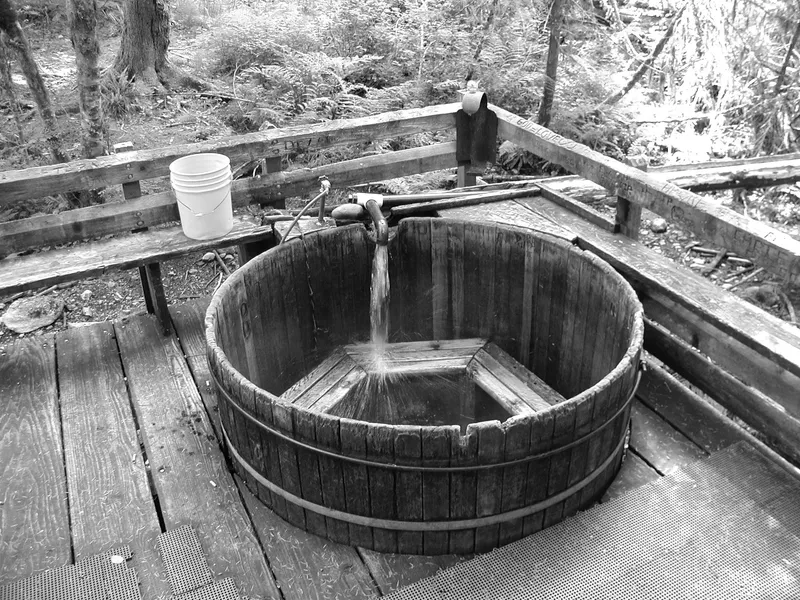 A round wooden soaking tub at Bagby Hot Springs in 2007